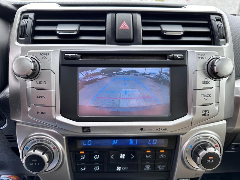 Toyota 4Runner Vehicle Full-screen Gallery Image 27