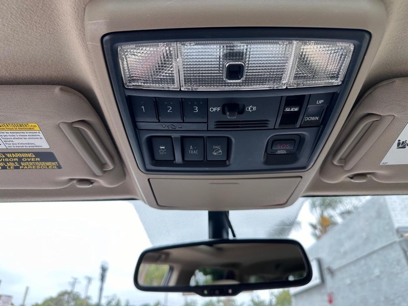 Toyota 4Runner Vehicle Full-screen Gallery Image 29