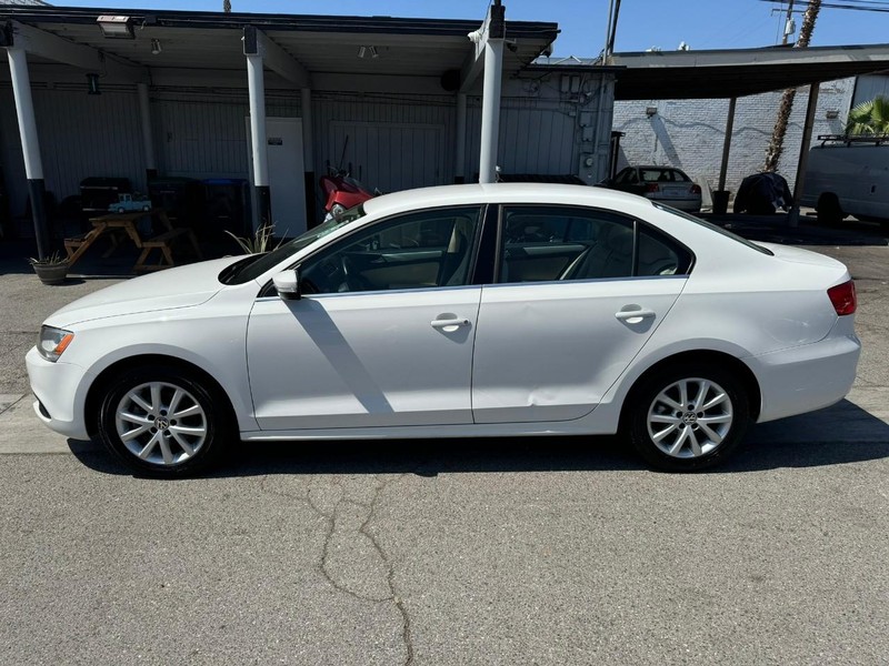 Volkswagen Jetta Sedan Vehicle Full-screen Gallery Image 2