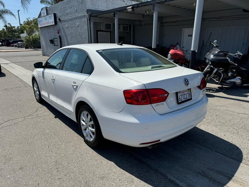 Volkswagen Jetta Sedan Vehicle Full-screen Gallery Image 3