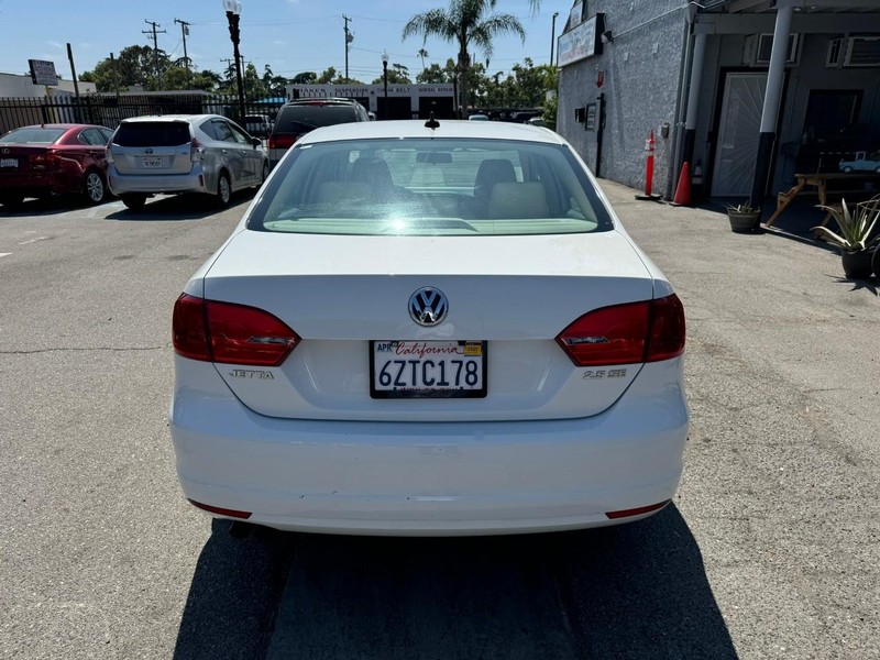 Volkswagen Jetta Sedan Vehicle Full-screen Gallery Image 4
