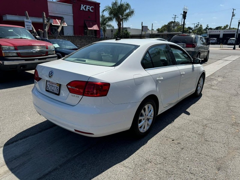 Volkswagen Jetta Sedan Vehicle Full-screen Gallery Image 5