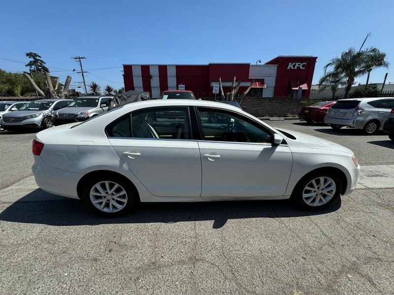 Volkswagen Jetta Sedan Vehicle Full-screen Gallery Image 6