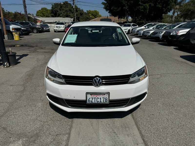 Volkswagen Jetta Sedan Vehicle Full-screen Gallery Image 8