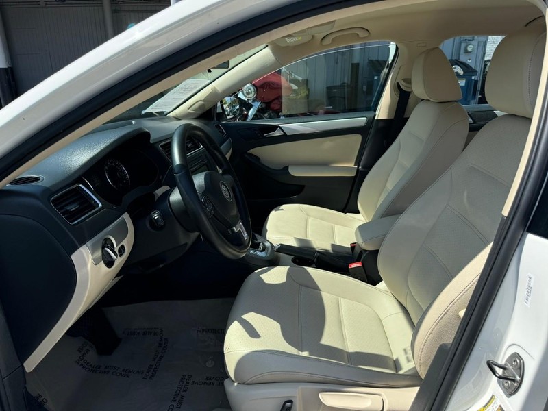 Volkswagen Jetta Sedan Vehicle Full-screen Gallery Image 10