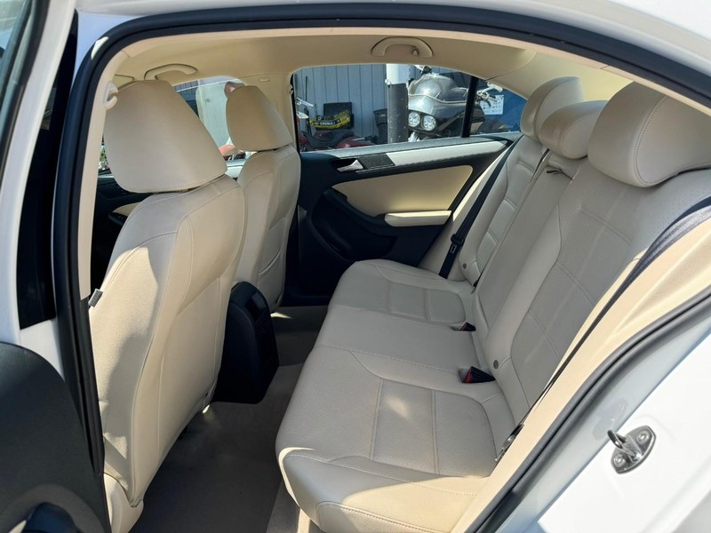 Volkswagen Jetta Sedan Vehicle Full-screen Gallery Image 11