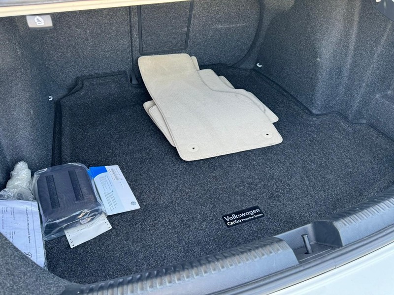Volkswagen Jetta Sedan Vehicle Full-screen Gallery Image 12