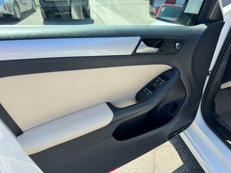 Volkswagen Jetta Sedan Vehicle Full-screen Gallery Image 13