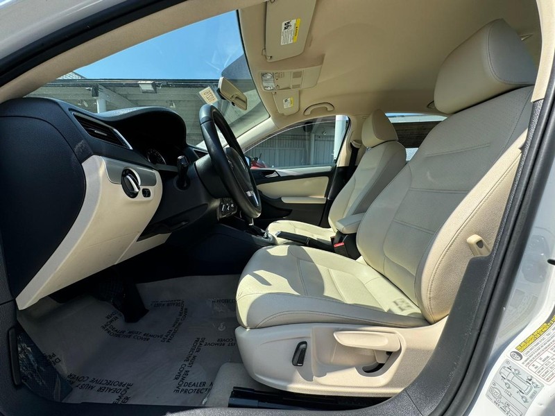 Volkswagen Jetta Sedan Vehicle Full-screen Gallery Image 14