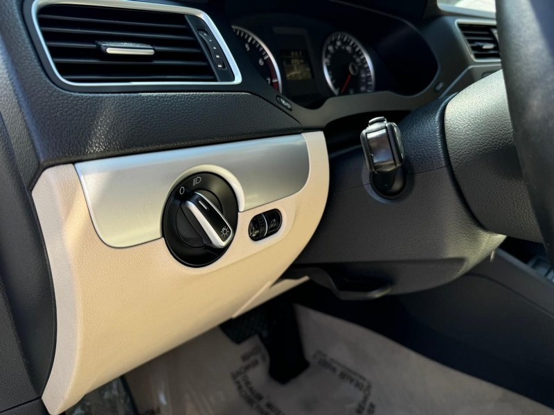 Volkswagen Jetta Sedan Vehicle Full-screen Gallery Image 15