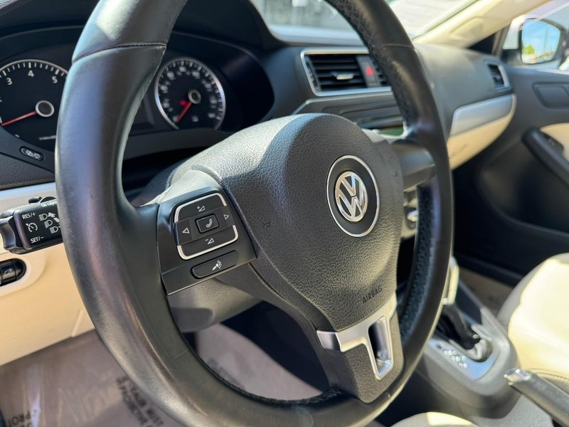 Volkswagen Jetta Sedan Vehicle Full-screen Gallery Image 16