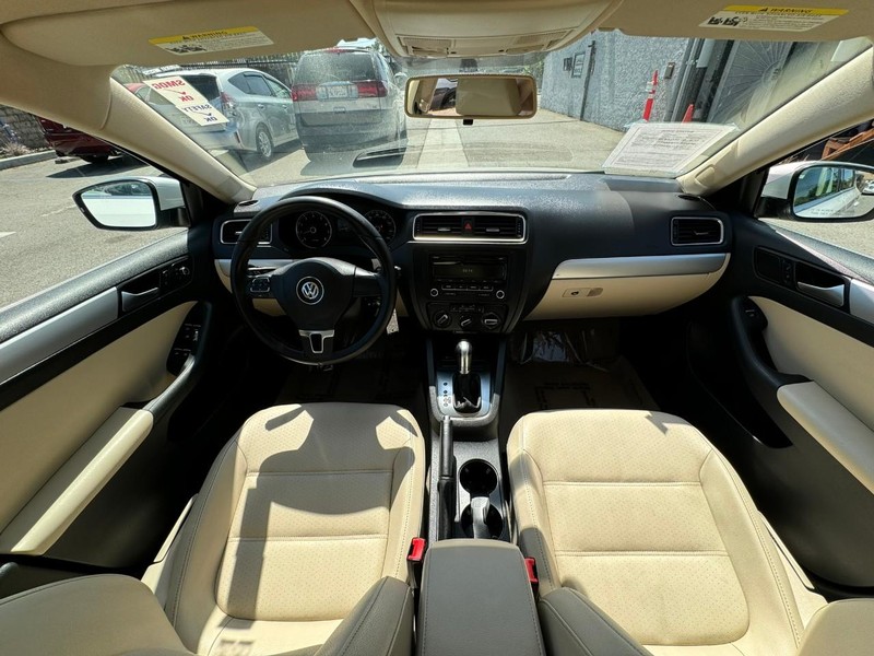 Volkswagen Jetta Sedan Vehicle Full-screen Gallery Image 17