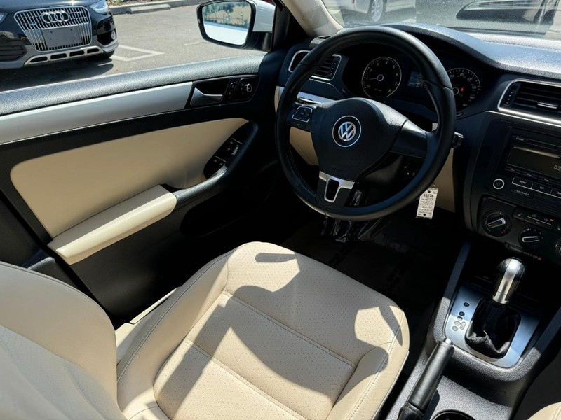 Volkswagen Jetta Sedan Vehicle Full-screen Gallery Image 18