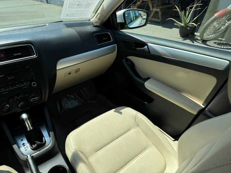 Volkswagen Jetta Sedan Vehicle Full-screen Gallery Image 19