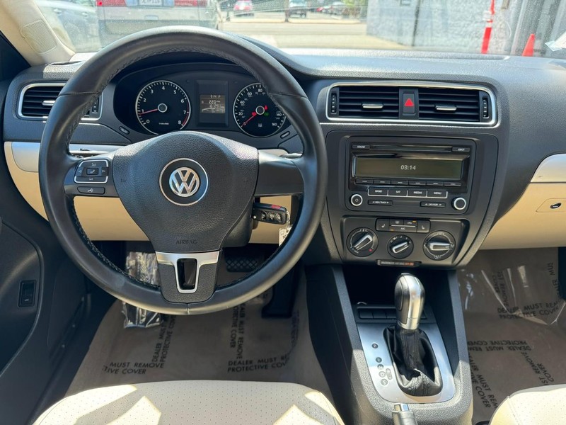 Volkswagen Jetta Sedan Vehicle Full-screen Gallery Image 20