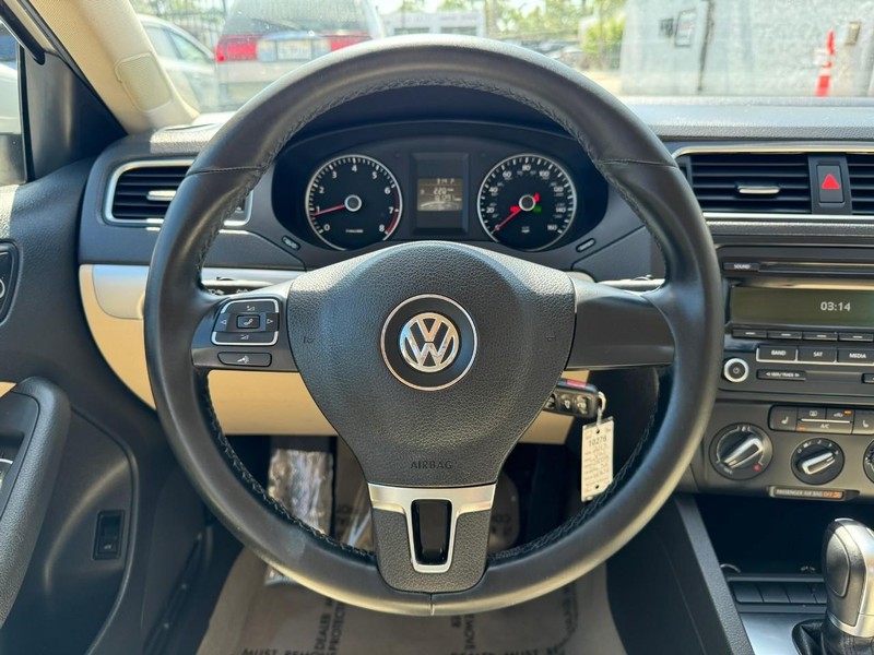 Volkswagen Jetta Sedan Vehicle Full-screen Gallery Image 21