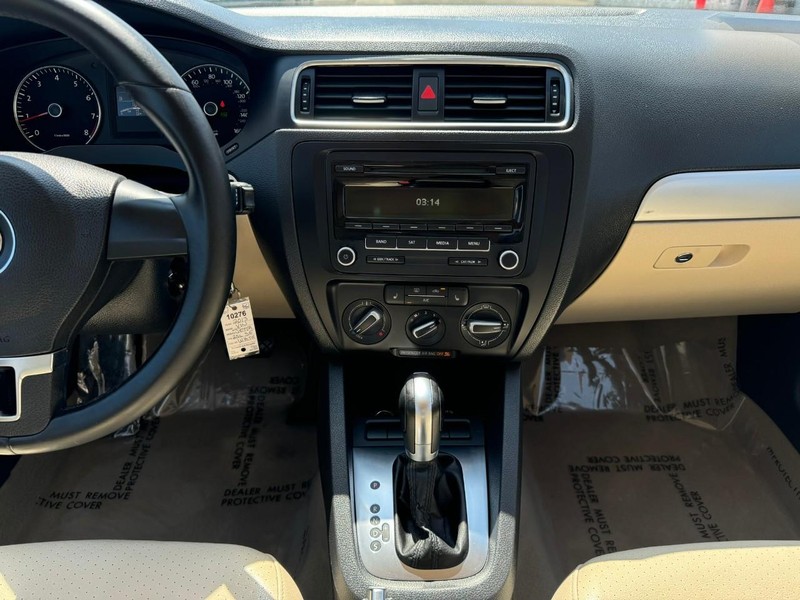 Volkswagen Jetta Sedan Vehicle Full-screen Gallery Image 22