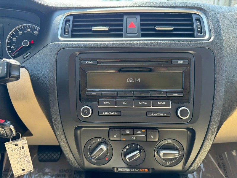 Volkswagen Jetta Sedan Vehicle Full-screen Gallery Image 23