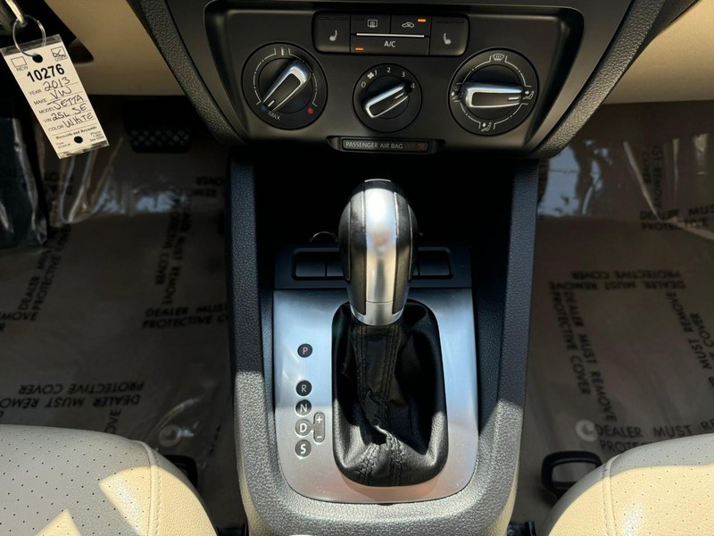 Volkswagen Jetta Sedan Vehicle Full-screen Gallery Image 24