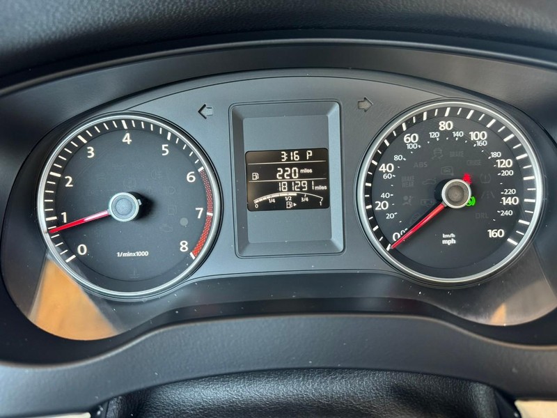 Volkswagen Jetta Sedan Vehicle Full-screen Gallery Image 26