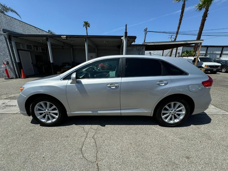 Toyota Venza Vehicle Full-screen Gallery Image 2