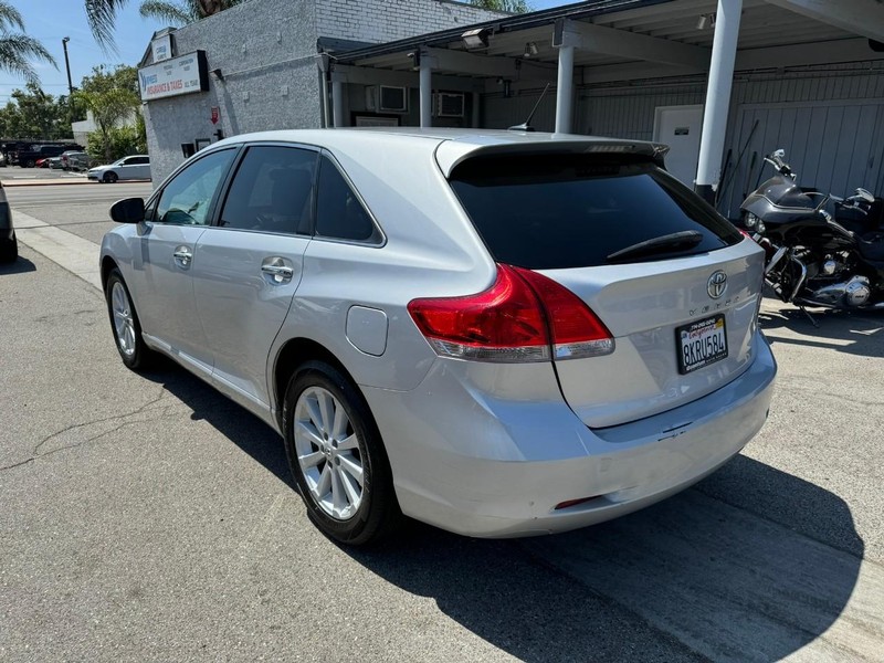 Toyota Venza Vehicle Full-screen Gallery Image 3