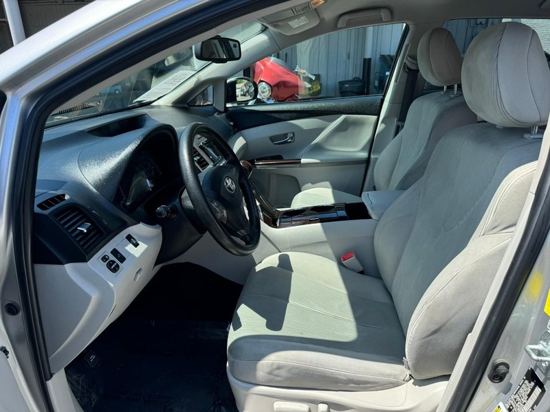 Toyota Venza Vehicle Full-screen Gallery Image 10