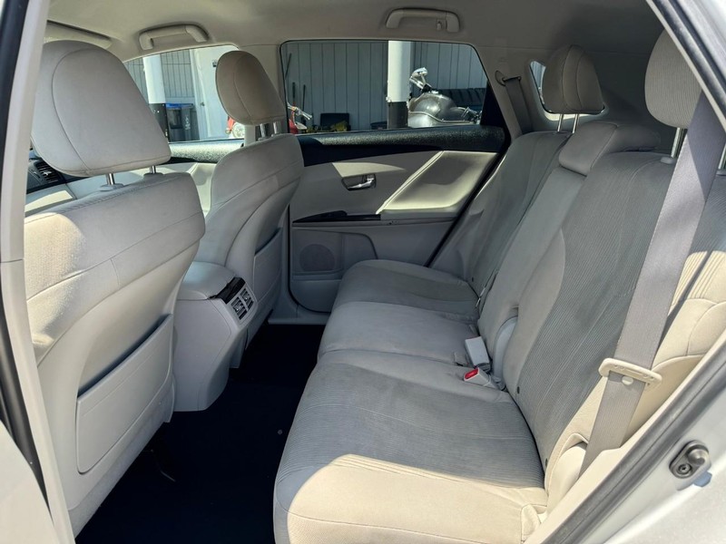 Toyota Venza Vehicle Full-screen Gallery Image 11