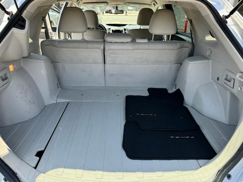 Toyota Venza Vehicle Full-screen Gallery Image 13