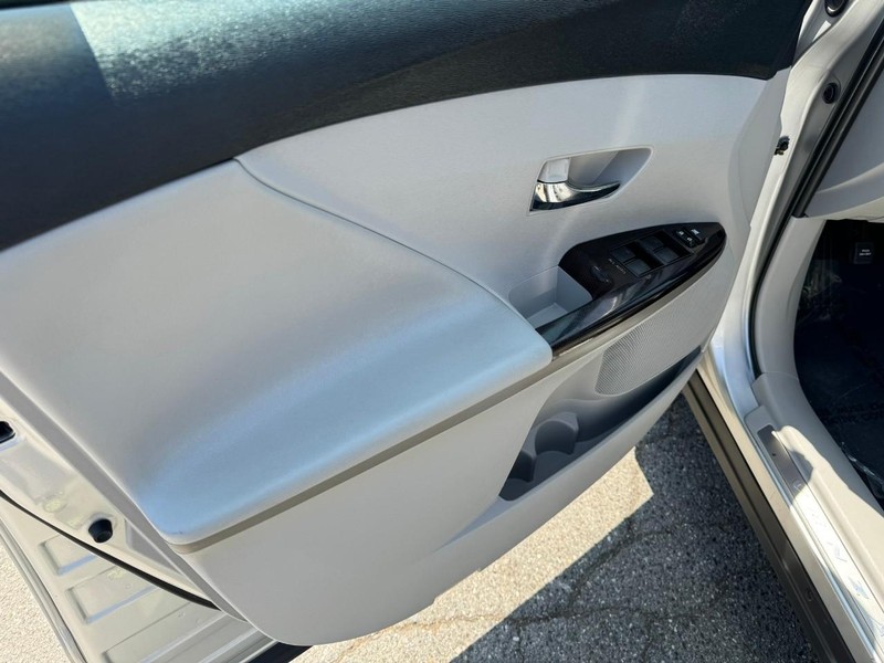 Toyota Venza Vehicle Full-screen Gallery Image 14