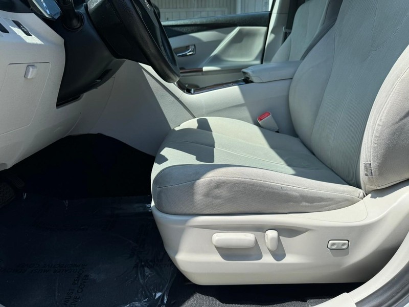 Toyota Venza Vehicle Full-screen Gallery Image 15