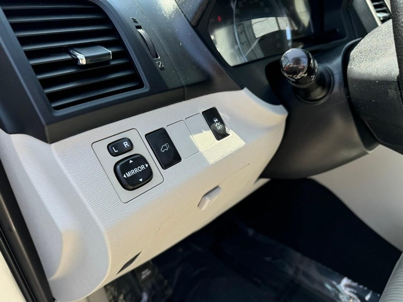 Toyota Venza Vehicle Full-screen Gallery Image 16