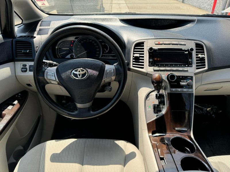 Toyota Venza Vehicle Full-screen Gallery Image 19