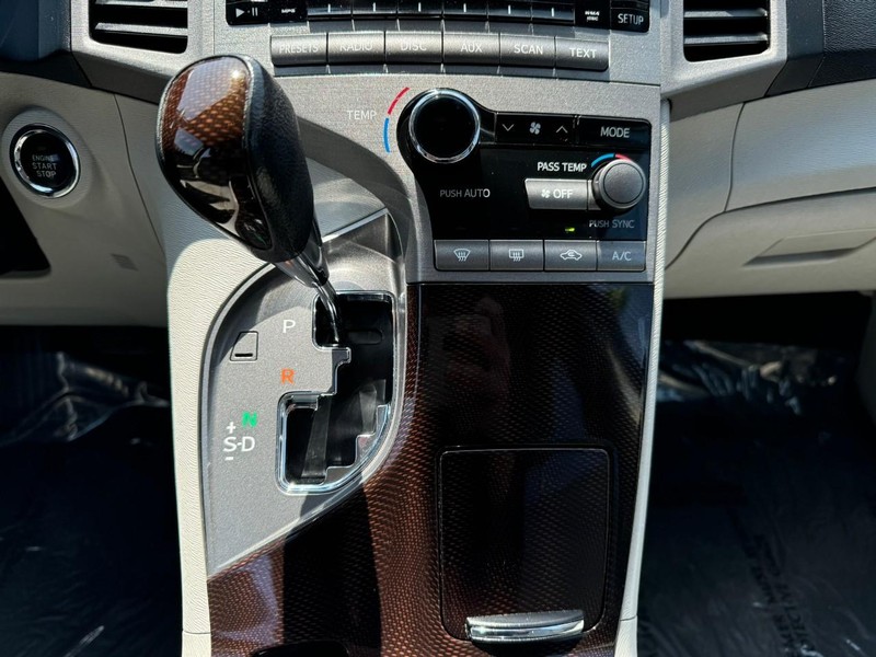 Toyota Venza Vehicle Full-screen Gallery Image 22
