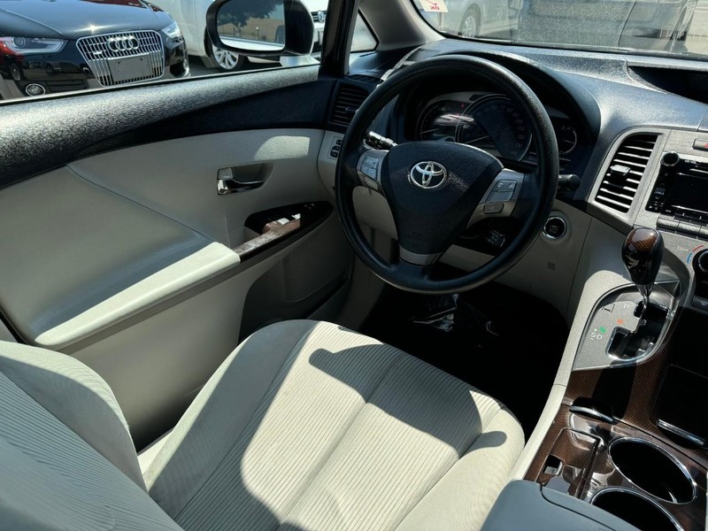 Toyota Venza Vehicle Full-screen Gallery Image 23