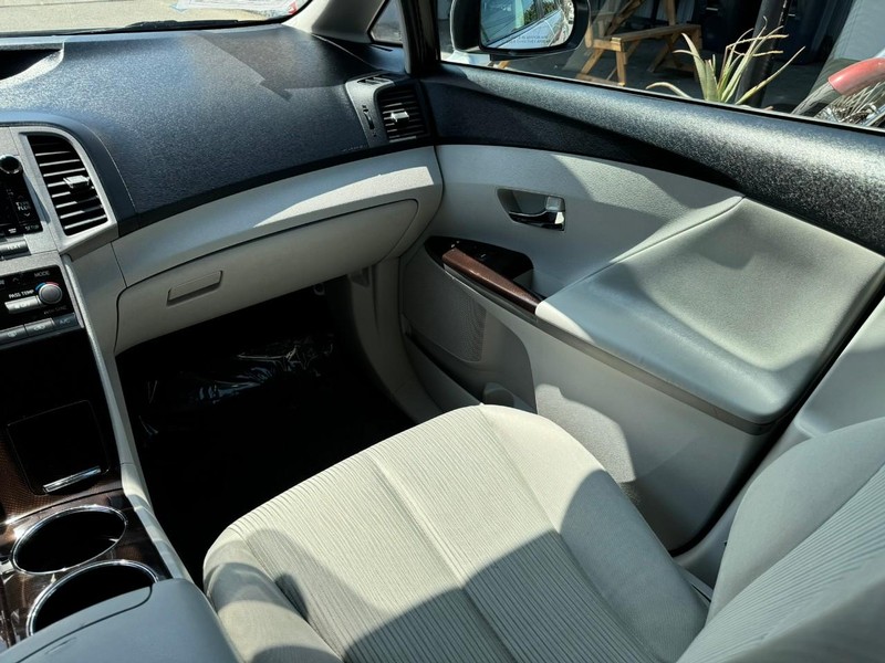 Toyota Venza Vehicle Full-screen Gallery Image 24