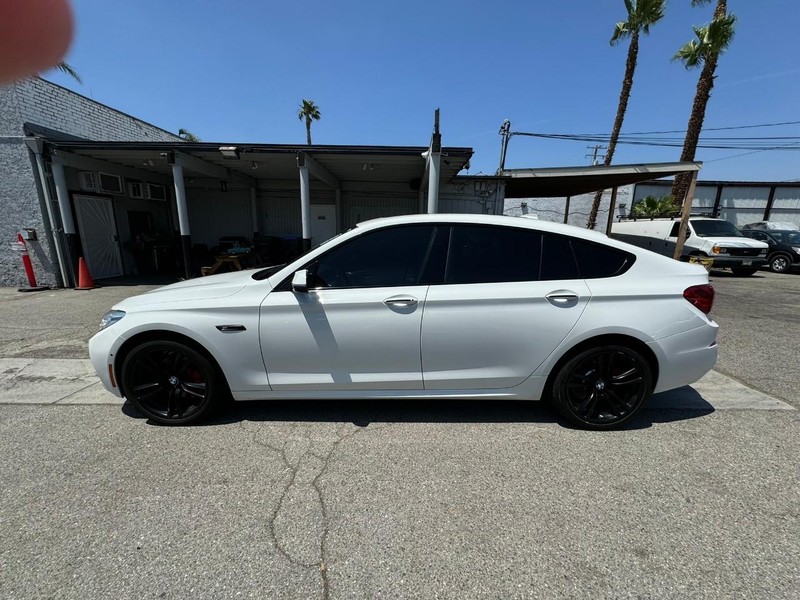 BMW 5 Series Gran Turismo Vehicle Full-screen Gallery Image 2