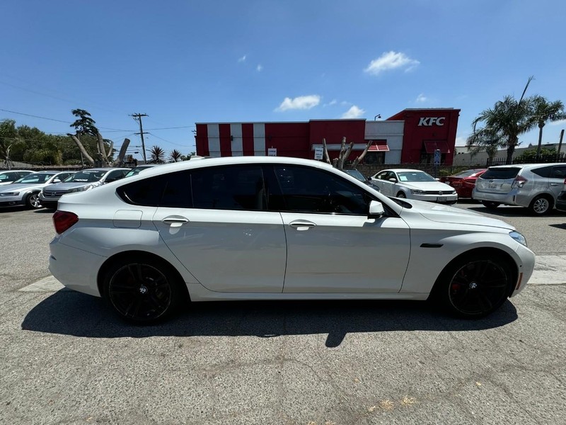 BMW 5 Series Gran Turismo Vehicle Full-screen Gallery Image 6