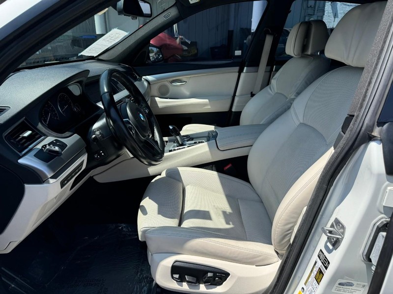 BMW 5 Series Gran Turismo Vehicle Full-screen Gallery Image 10