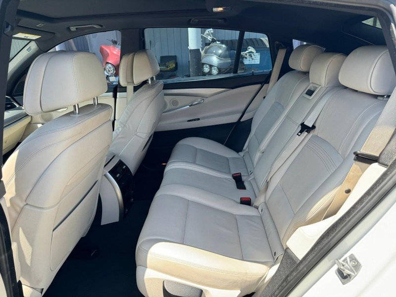 BMW 5 Series Gran Turismo Vehicle Full-screen Gallery Image 11