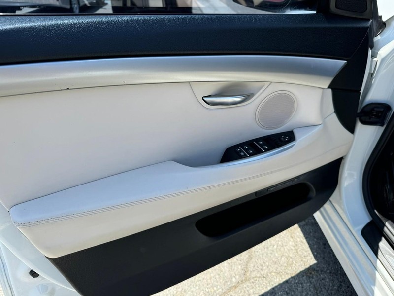 BMW 5 Series Gran Turismo Vehicle Full-screen Gallery Image 13
