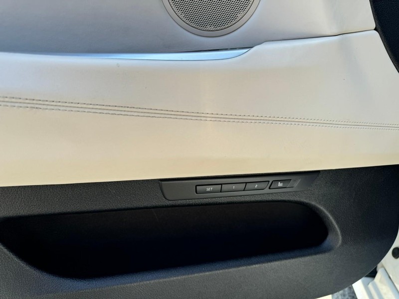 BMW 5 Series Gran Turismo Vehicle Full-screen Gallery Image 14