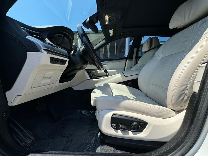 BMW 5 Series Gran Turismo Vehicle Full-screen Gallery Image 15