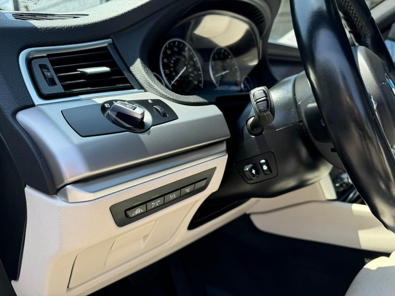 BMW 5 Series Gran Turismo Vehicle Full-screen Gallery Image 16