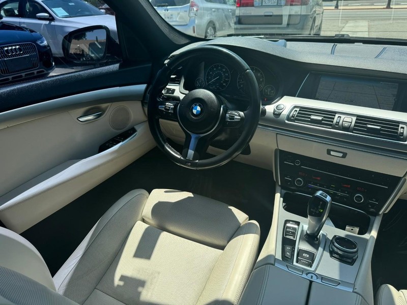 BMW 5 Series Gran Turismo Vehicle Full-screen Gallery Image 18