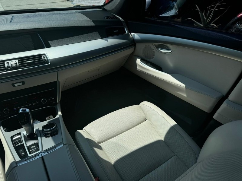 BMW 5 Series Gran Turismo Vehicle Full-screen Gallery Image 19