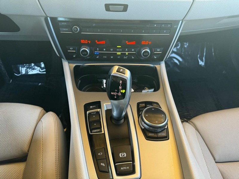 BMW 5 Series Gran Turismo Vehicle Full-screen Gallery Image 23