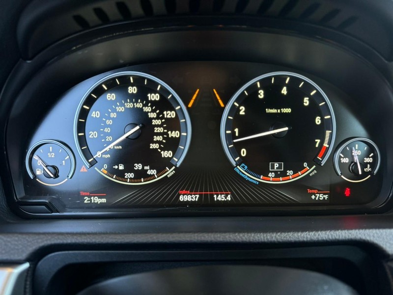 BMW 5 Series Gran Turismo Vehicle Full-screen Gallery Image 26