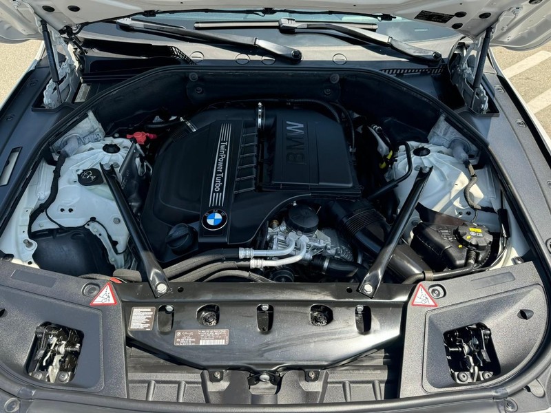 BMW 5 Series Gran Turismo Vehicle Full-screen Gallery Image 27