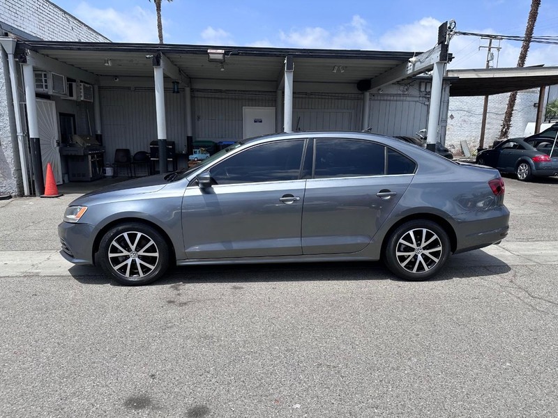 Volkswagen Jetta Vehicle Full-screen Gallery Image 2